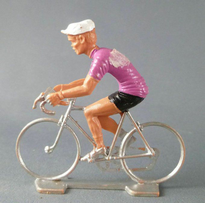 Cycliste maillot violet