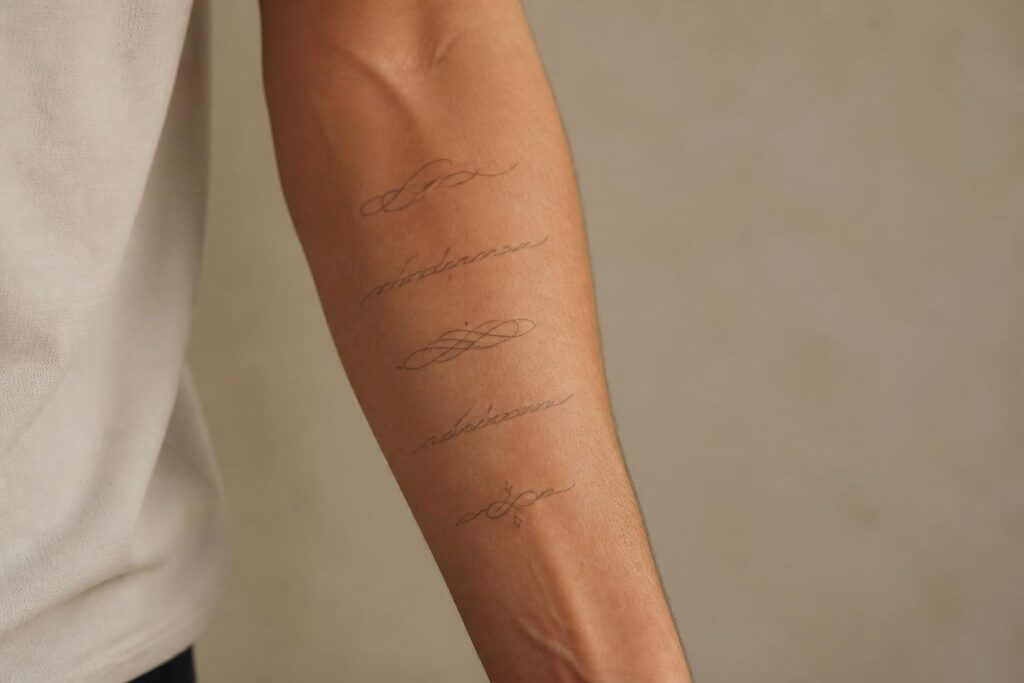 découvrez comment choisir les polices idéales pour un tatouage prénom écrit, afin d'obtenir un rendu élégant et personnalisé qui reflète votre style unique.