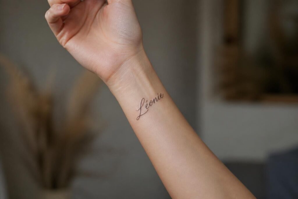 découvrez quel budget prévoir pour un tatouage prénom au poignet ou au bras, avec des conseils sur les prix et les facteurs influençant le coût.