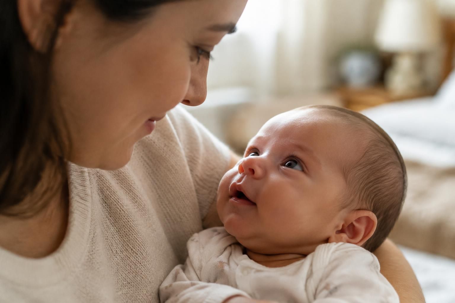 à 1 mois, découvrez comment bébé voit les formes, les contrastes et les visages, et comment sa vision évolue au quotidien.